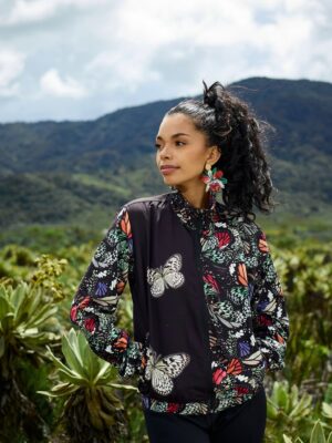 Chaqueta negra y mariposa blanco y negro