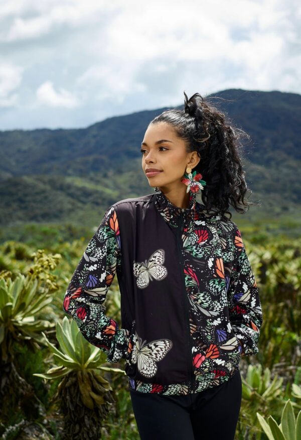 17ea9b64-85e3-4352-a7a2-496ff2989f14 Chaqueta negra y mariposa blanco y negro