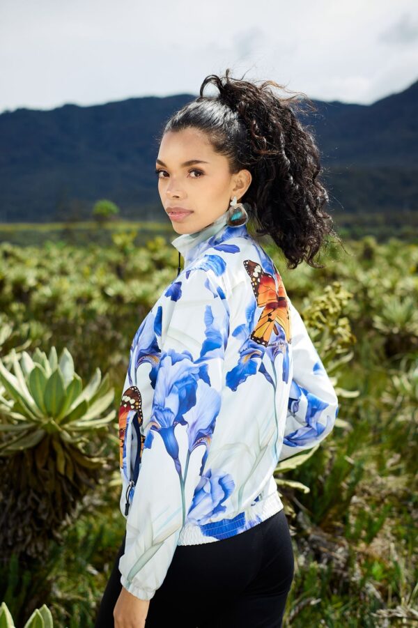 3619198f-b57a-4b26-b13a-ce5448a01933 Chaqueta flores azules