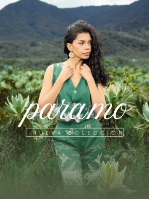 Chaqueta beige y mariposa azul