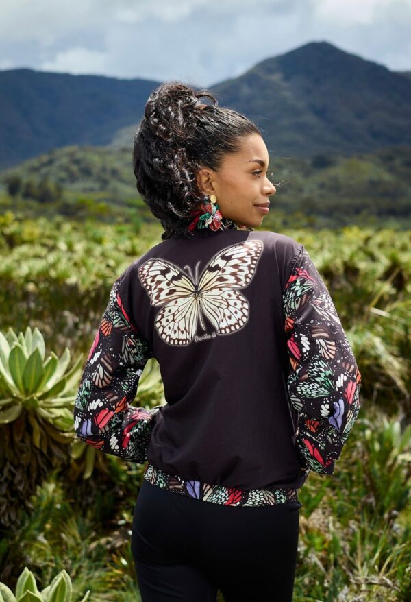 a6f864db-79e9-4bdc-82fd-463a2cc4c600 Chaqueta negra y mariposa blanco y negro