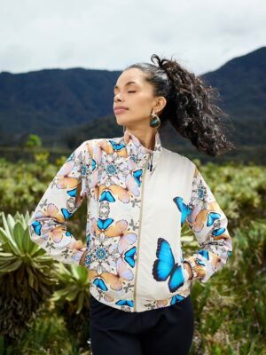d0b4e68e-71de-4a3e-ad3b-77d36dcedd93 Chaqueta beige y mariposa azul