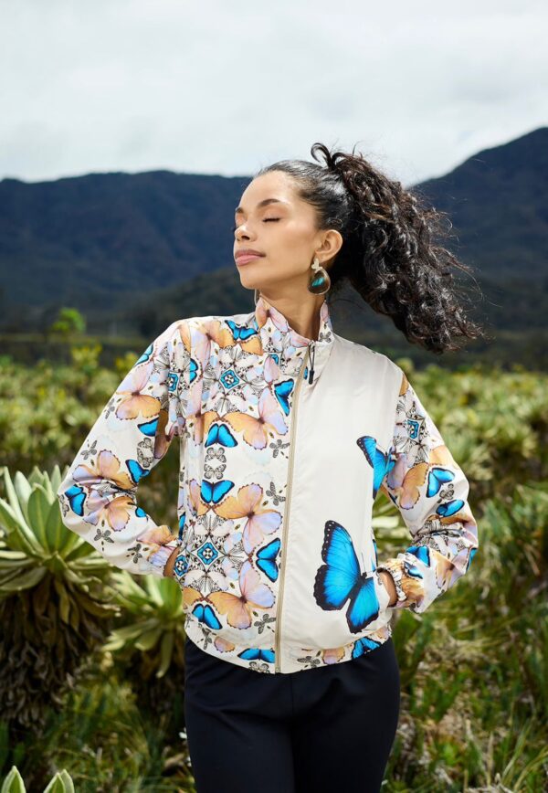 Chaqueta beige y mariposa azul