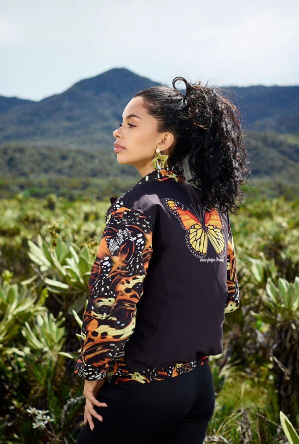 f63e3c5e-22f1-4af8-9c72-0b8260a0e028 Chaqueta negra y prima monarca