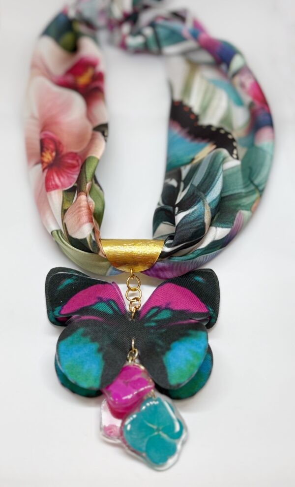 Dije pañoleta Mariposa verde y fucsia