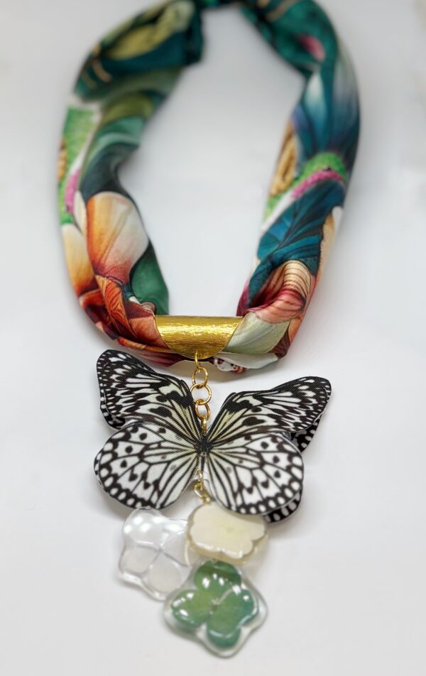 Dije pañoleta Mariposa blanco y negro