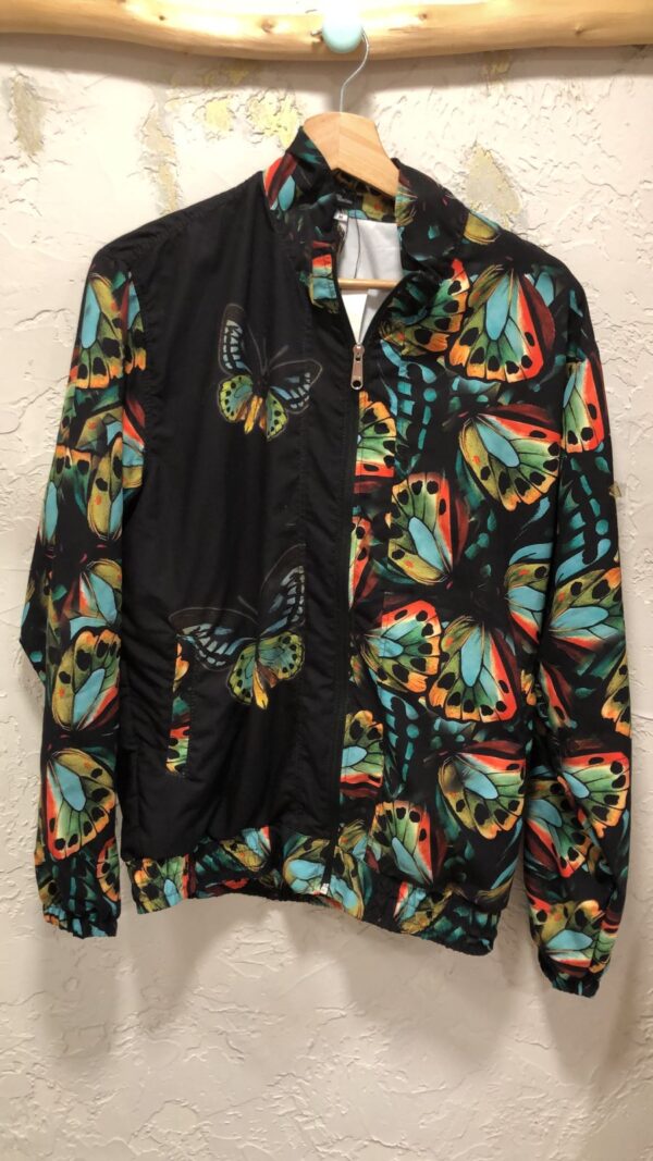 9717802e-ad45-4e71-9bc5-490aa7cefa77 Chaqueta negra mariposa verde