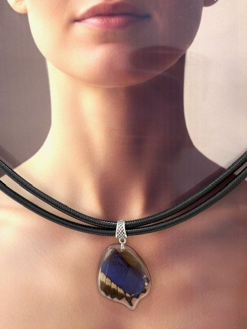 collar ala y cordón grueso