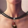 collar ala y cuero grueso