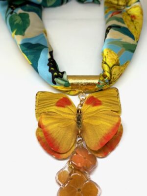 Dije pañoleta Mariposa amarilla herraje dorado