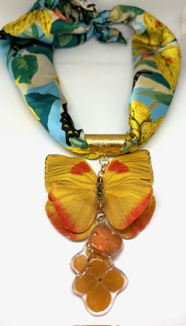 Dije pañoleta Mariposa amarilla herraje dorado