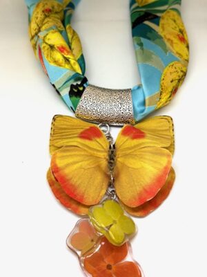 Dije pañoleta Mariposa amarilla herraje plateado