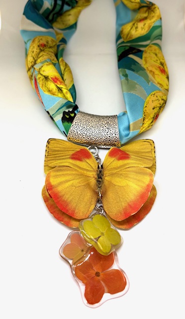 Dije pañoleta Mariposa amarilla herraje plateado