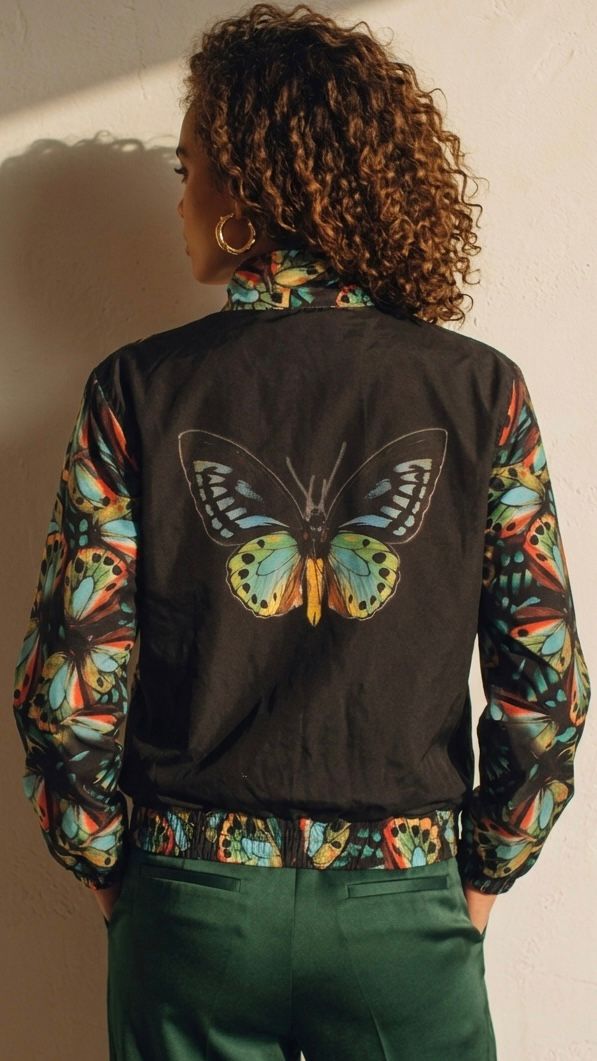 b739f3e9-7bf9-4f14-9a40-7bccda074104 Chaqueta negra mariposa verde