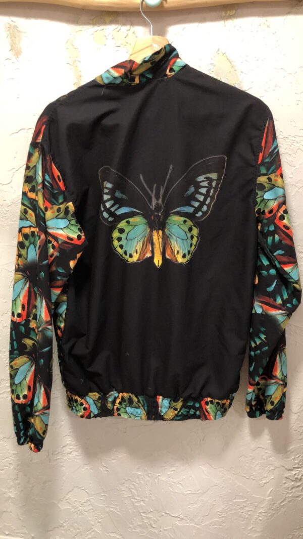 d0b6849f-e809-434d-8349-019e7f6c28f0 Chaqueta negra mariposa verde